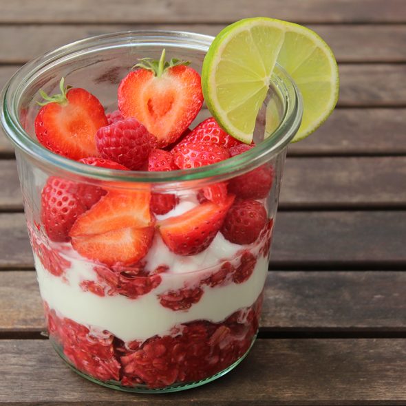 Overnight-Oats-Himbeeren-Erdbeeren-Limetten-joghurt